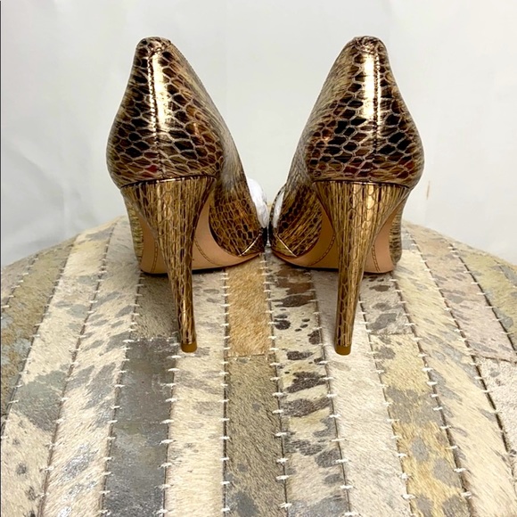 NEW Alice + Olivia New Gold Snake Pattern Dina Pump - Picture 5 of 7